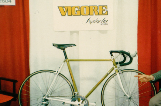 1988年、片岡にとっての二度目のLongbachのサイクルショーでこれまでのノウハウを盛込んだマウンテンバイクフレームを展示